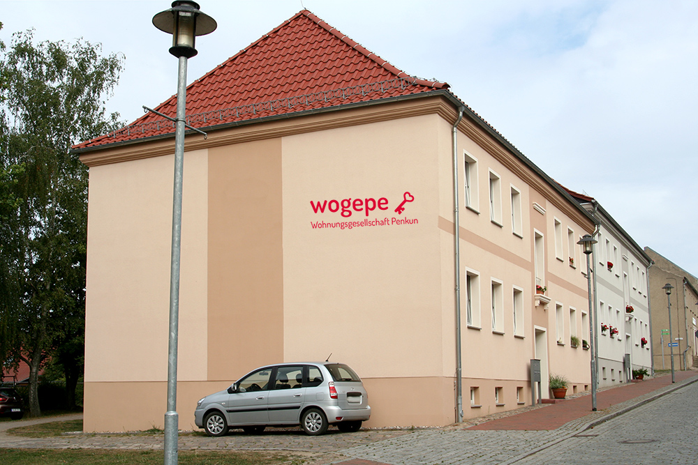 Wohnhaus mit Auto davor